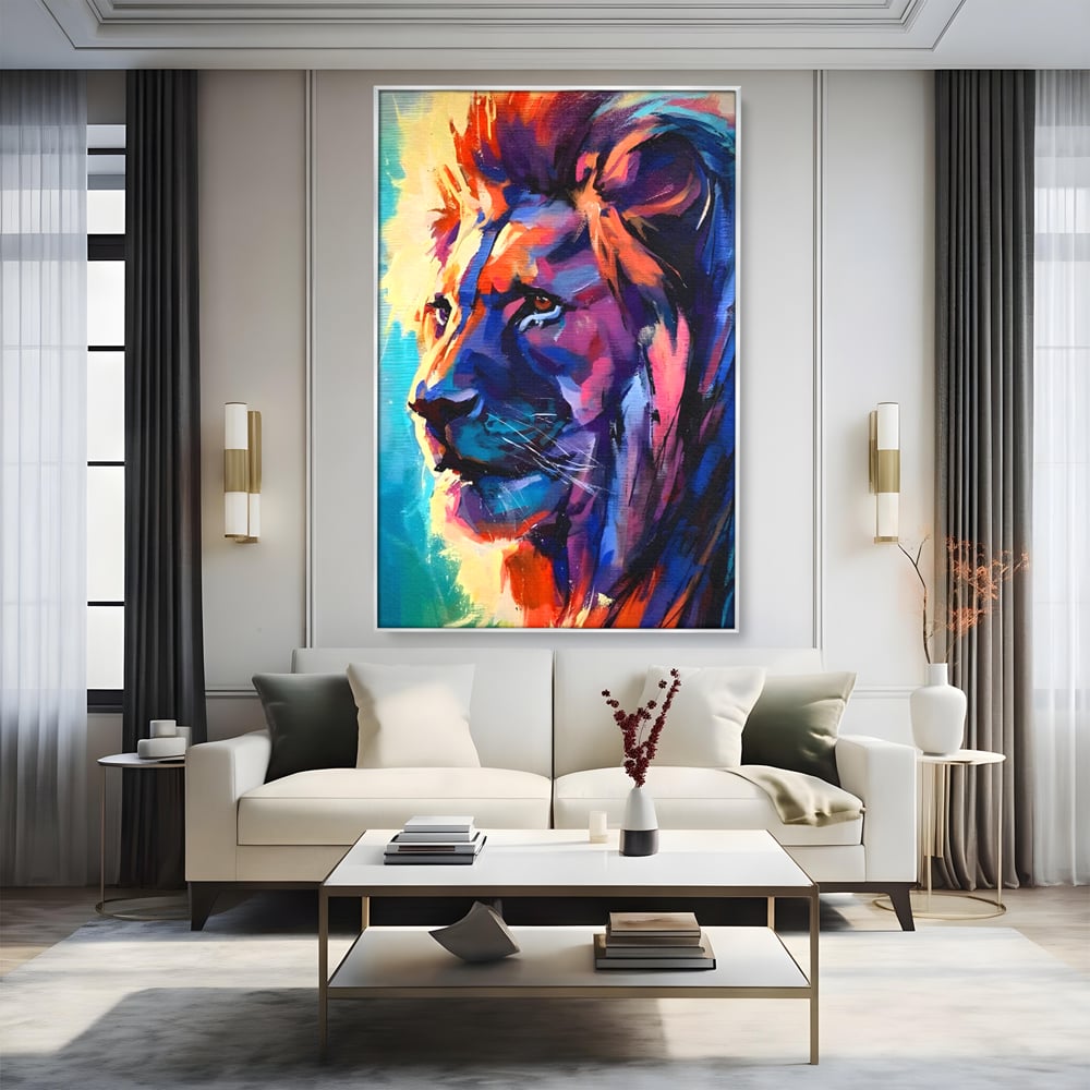 Tablou canvas cu tablou canvas cu leu colorat, in rama de aluminiu argintiu, pe perete intr-un living